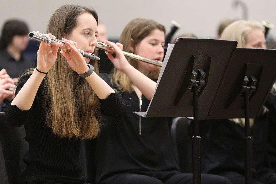 As the notes flow through the air, sophomore Hannah Evans plays the flute during A Song For Friends.