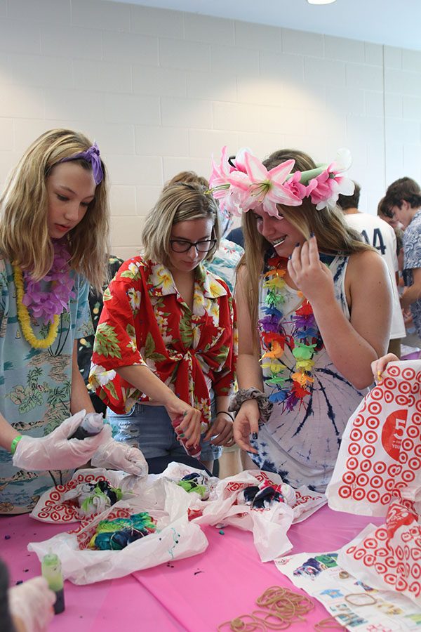 Sophomore Aubrey Bennet and sophomore Gracie Martin tie-dye their shirts.
