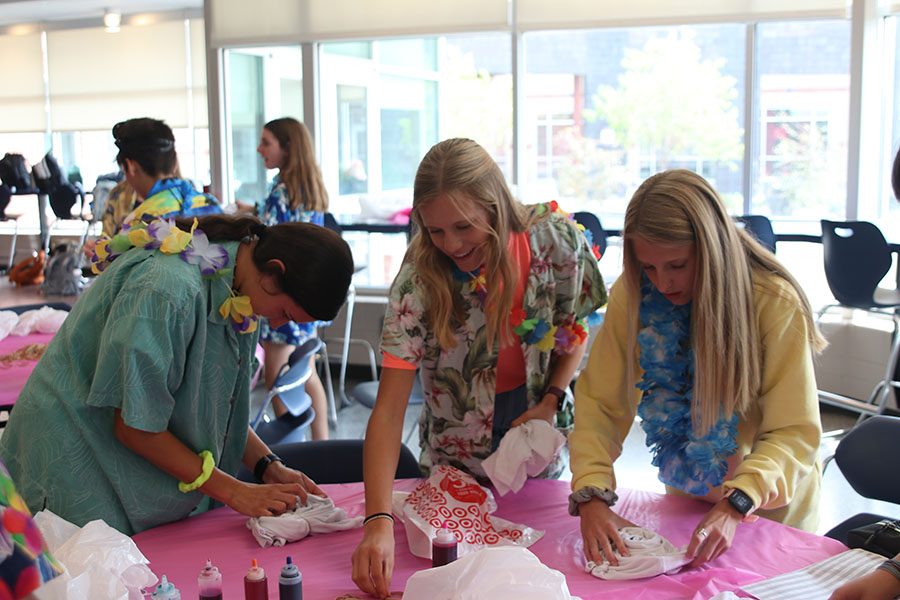 Sophomores Quincy Hubert, Katie Schwartzkopf and Bridget Roy prepare to tie-dye their T-shirts.