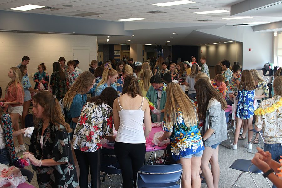 Students gather in the senior cafe to tie-dye T-shirts on Tuesday, Sept. 17.