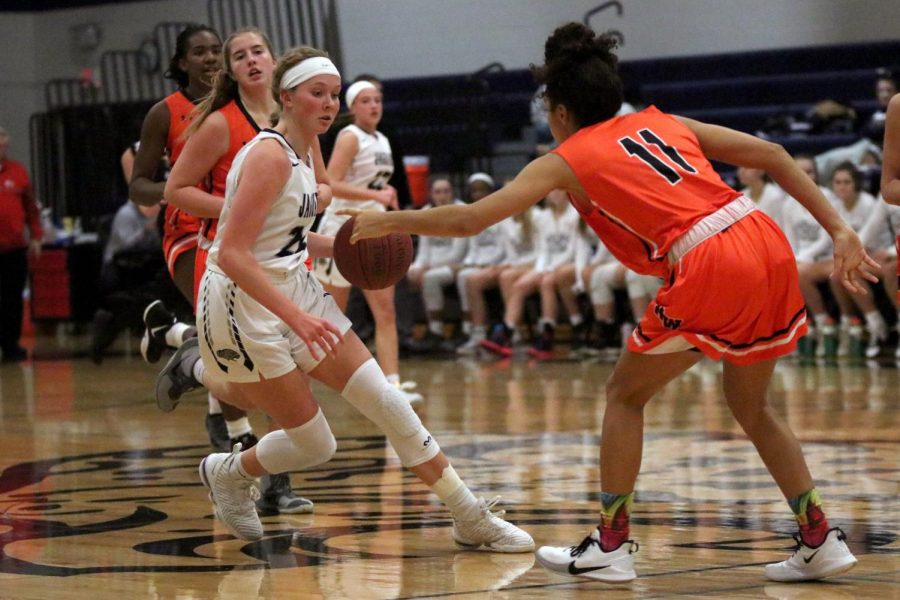 Dodging an opponent, sophomore Emree Zars runs with the ball. The Jaguars lost to SMNW 54-24 on Tuesday, Dec. 17.