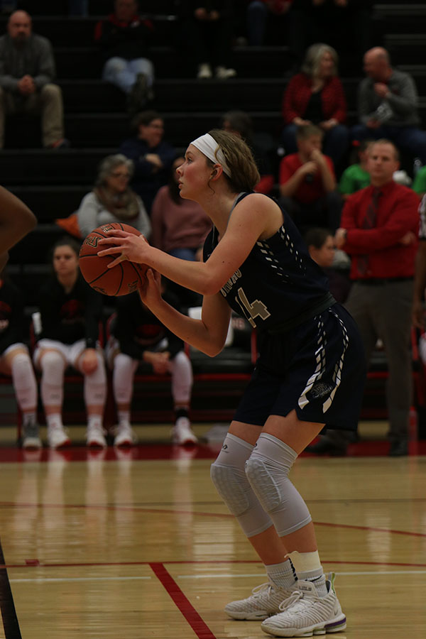 Bending her knees, sophomore Emree Zars shoots a free throw.