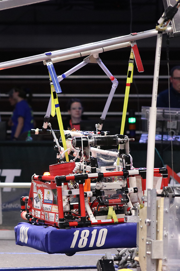 Hanging in the final seconds of the 32nd match, “The Red Skeleton” gives the blue team 25 more points by being elevated by the end of the match.