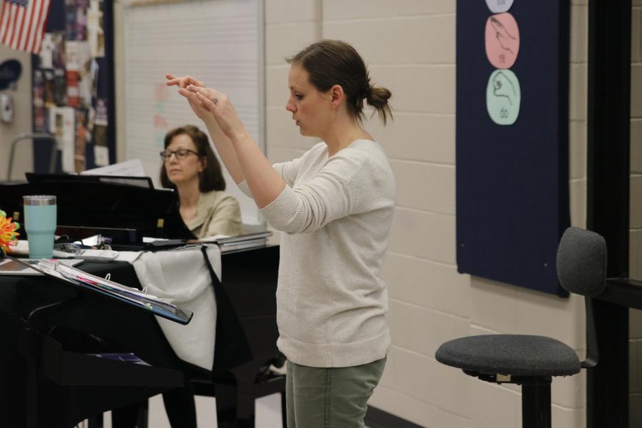 Choir teacher Jessie Reimer conducts a song during class Wednesday, March 11. With the districts migration to online learning, Reimer has had to find new ways to teach choir without the opportunity to sing as a group. We are all embracing the challenge and finding ways to create meaningful learning experiences for our students, Reimer said.
