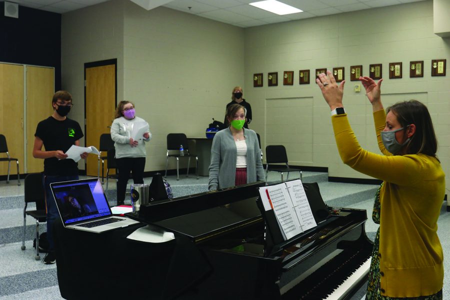 During Jessie Reimer’s chamber choir class, students sing the national anthem while one joins the class remotely Monday, Sept. 28