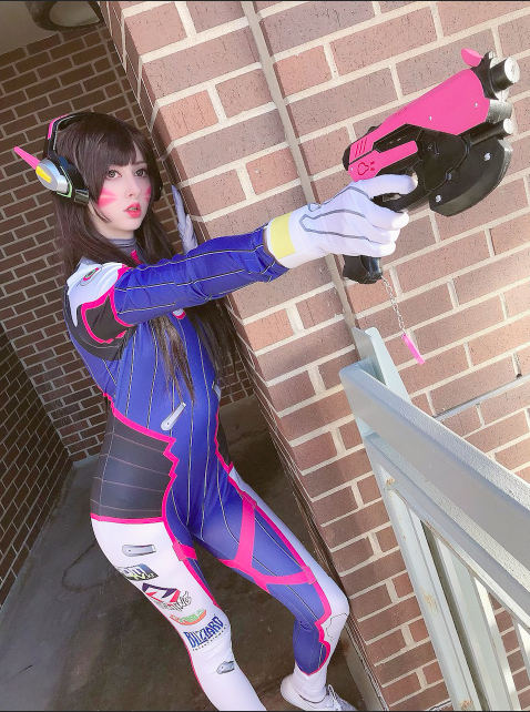 Suited up and gun pointed with precision,
senior Jaclyn O’Hara poses as D. Va, a fictional character from the 2016 video game Overwatch.