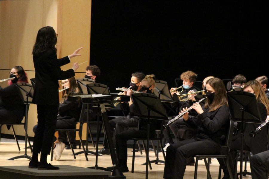 Band teacher Renee Huehy conducts the band through their final performance. 