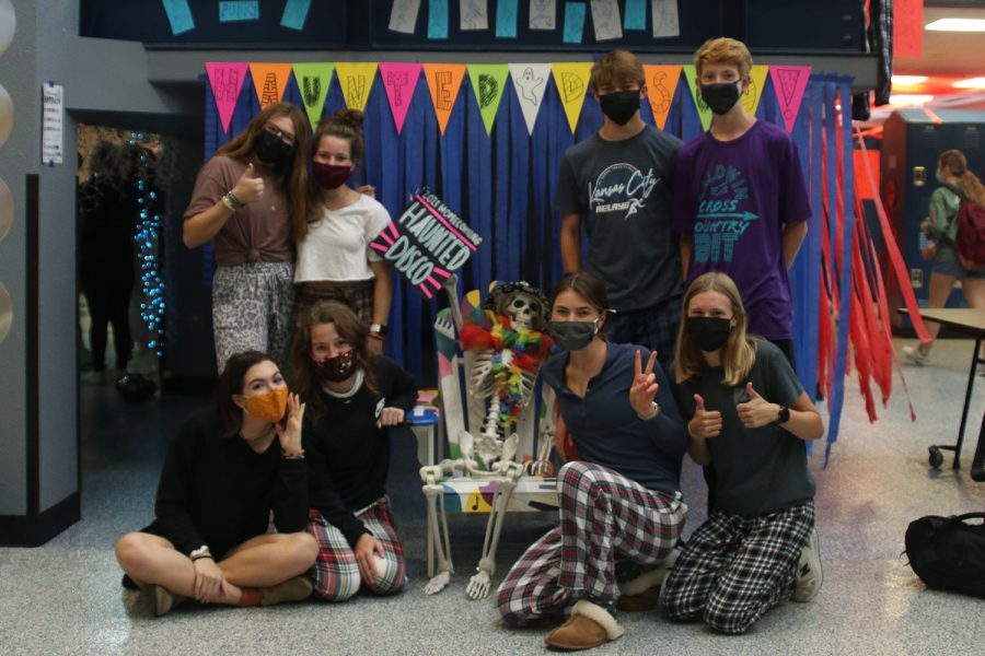 Psychology students participate in blindfold project – Mill Valley