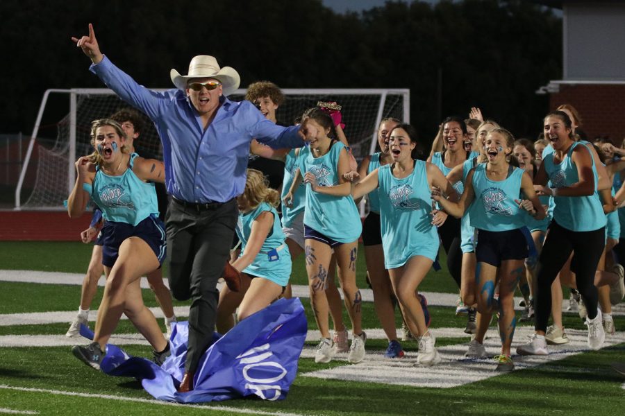 Seniors fall to juniors in annual Powderpuff football game