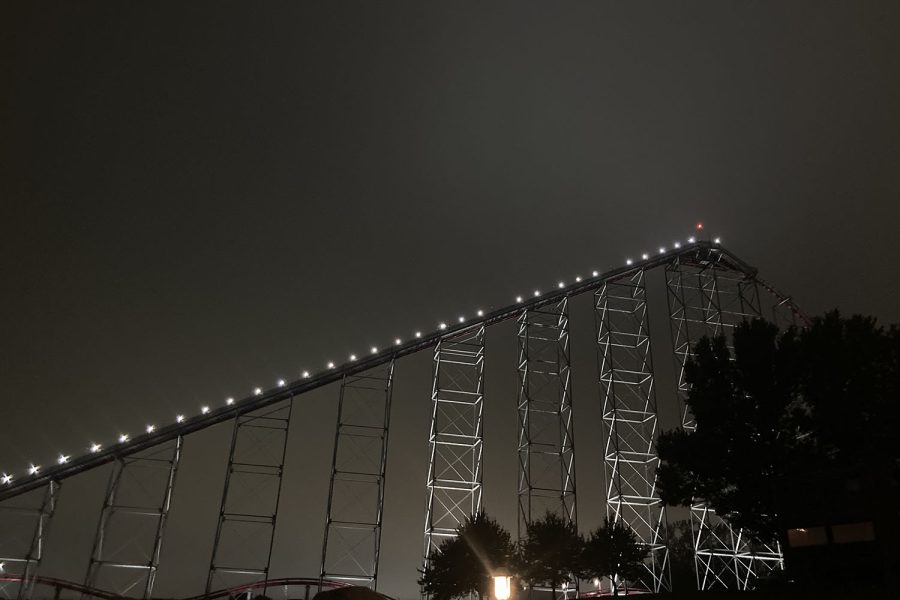The+Mamba%2C+the+tallest+rollercoaster+at+the+park%2C+slowly+climbs+to+the+top+of+the+tracks.+%0A