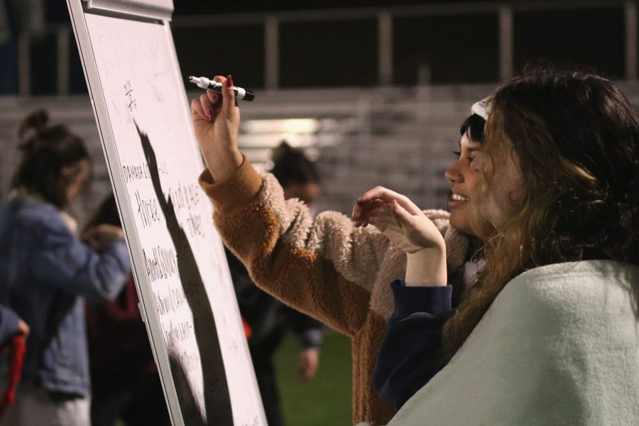 Eyes intent on the board, seniors Olivia Franco and Kylee Dunn play tic-tac-toe while they keep score. 