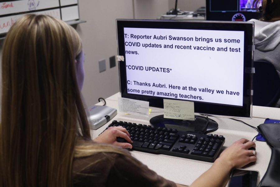 Sophomore Chaley Spaulding work on teleprompter for MVTV episode before seminar Dec. 2 Photo by Amy Hill