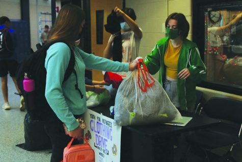 Sophomore Emma Clement receives a clothing
donation during the Youth for Refugees clothing
drive Tuesday, Nov. 30.
