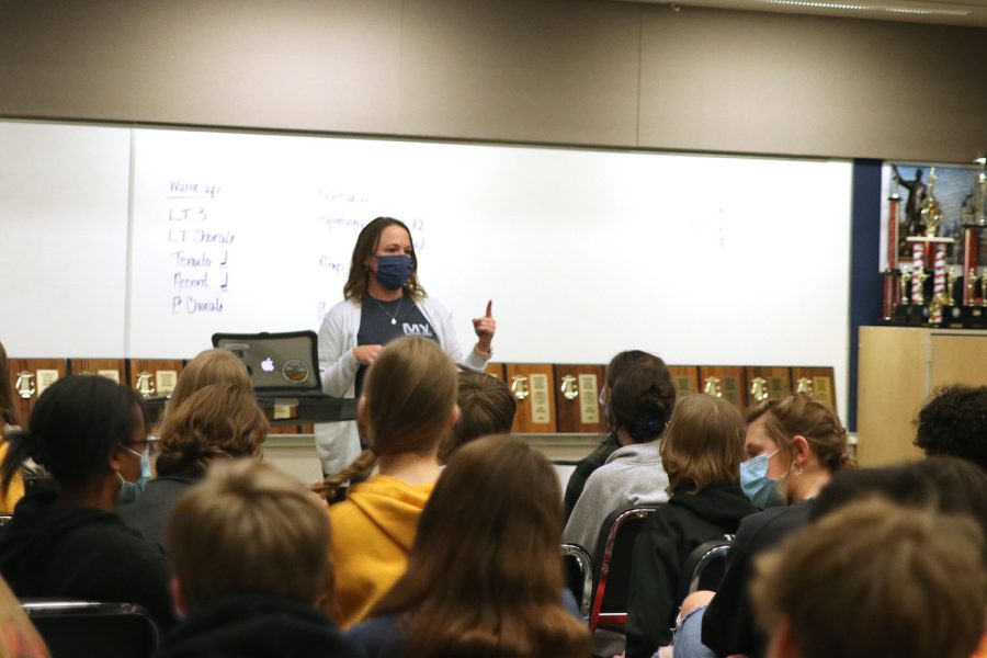 Answering a question about weighted and unweighted credits, counselor Erin Hayes explains to the upcoming sophomores how to sign up for classes and what grades and classes will mean to them next year on Thursday, Jan 20.