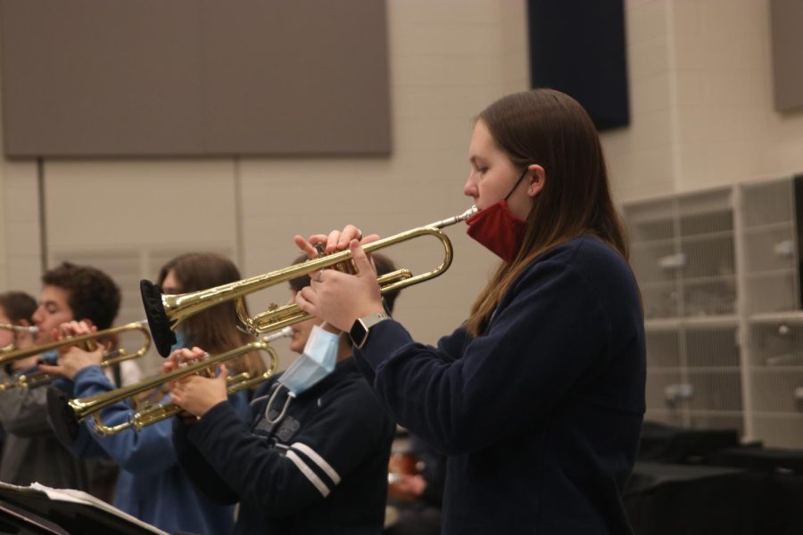 With her trumpet, senior Katie Bonnstetter plays along with the other students in the jazz band.