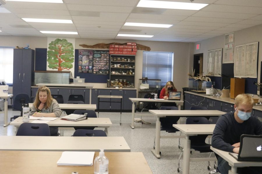 Students work on classwork in science teacher Eric Thomas Anatomy class during Blue 1 on Thursday, Jan.13. Thomas only has six students in his Blue 1 class due to scheduling changes. Last semester, he had 15 students in the same class.