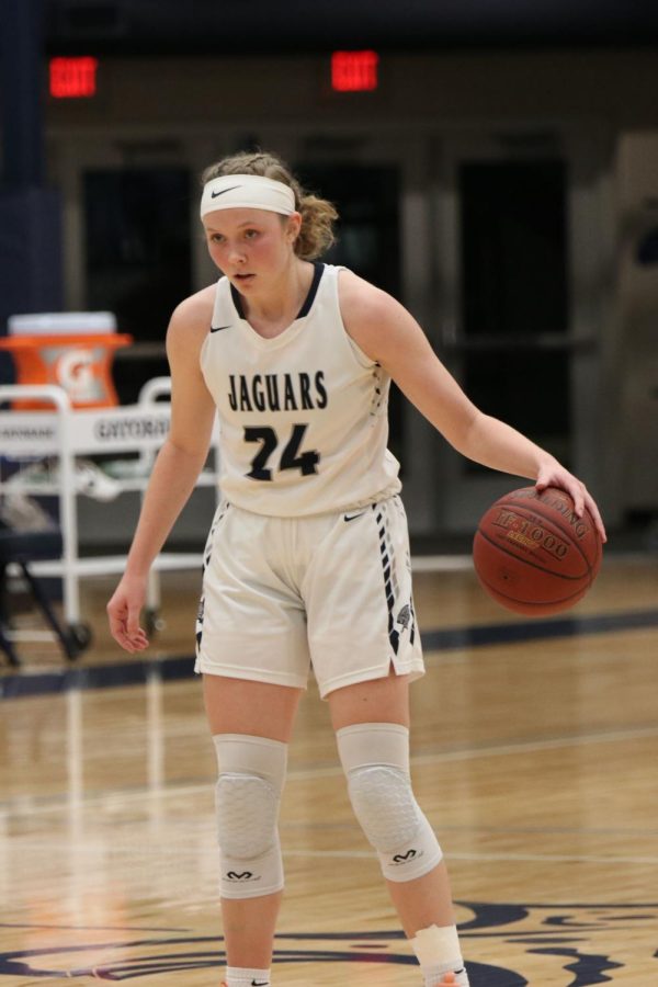Eyes up, senior Emree Zars prepares to run a play. Emree is the youngest and last of the Zars children to go through the Mill Valley athletic program. Emree plans to continue her basketball career at William Jewel College in Fall 2022