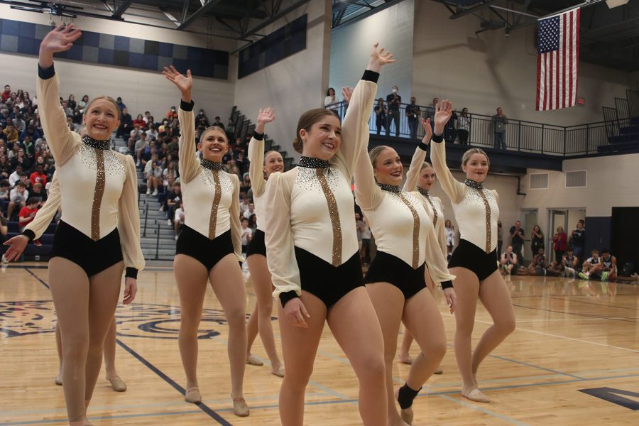 After their performance, silver stars members wave to the crowd.