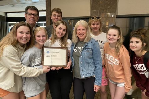 NSPA associate director Gary Lundgren presents Mill Valley News students their Online Pacemaker award in the lobby of the convention hotel Saturday, April 9. 