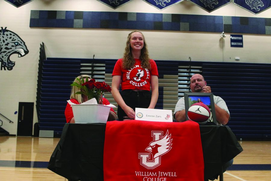 Senior Emree Zars signs to play basketball at William Jewell College.
