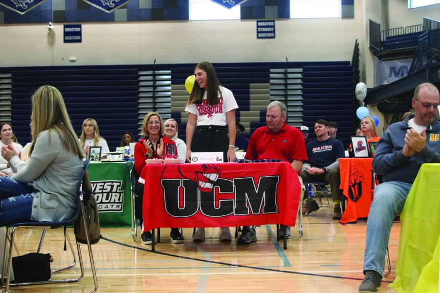 Senior Libby Green signs to play golf at the University of Central Missouri.
