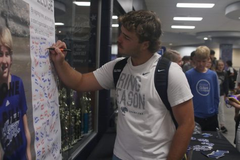 Along with his peers, senior Keegan Gracy signs the pledge against drugs in the commons Monday, Aug. 22. 
