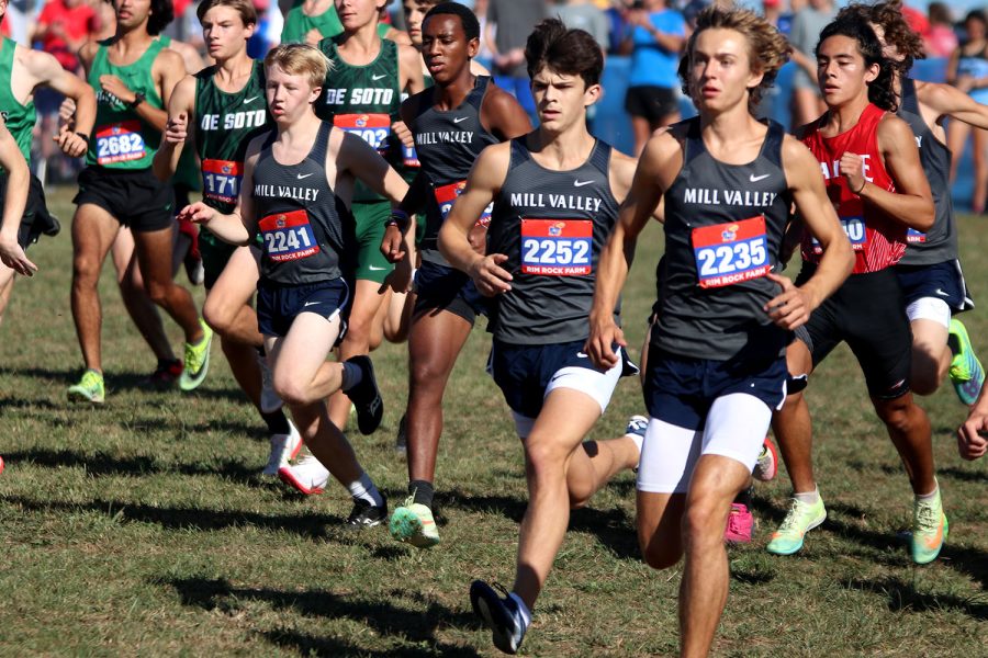 At the start of the race, the boys varsity team burst out from the starting line, pulling ahead of the De Soto team. Sophomore Carter Cline takes the lead, quickly followed by senior Lucas Robins, junior Robert Hickman, and junior AJ Vega.