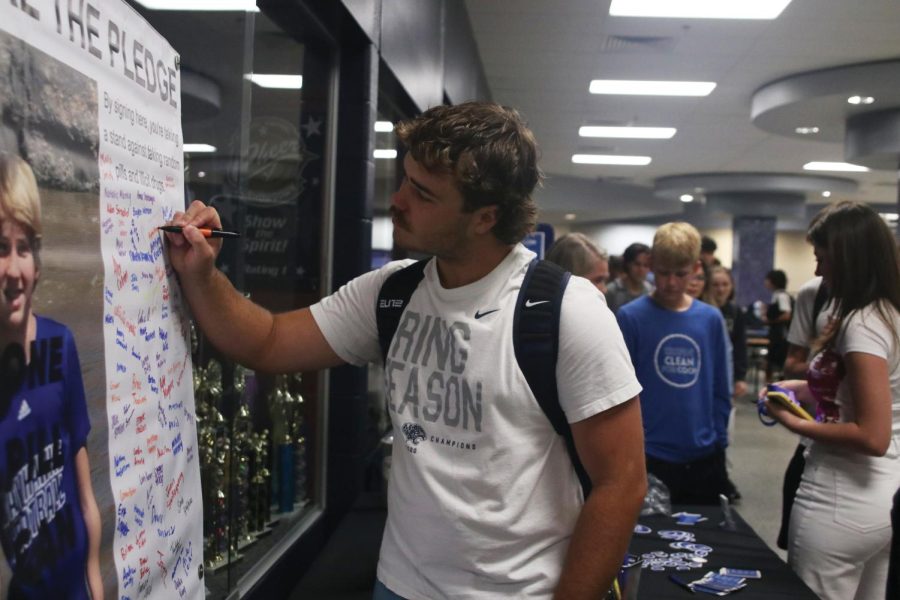 Along with his peers, senior Keegan Gracy signs the pledge against drugs in the commons Monday,
Aug. 22.