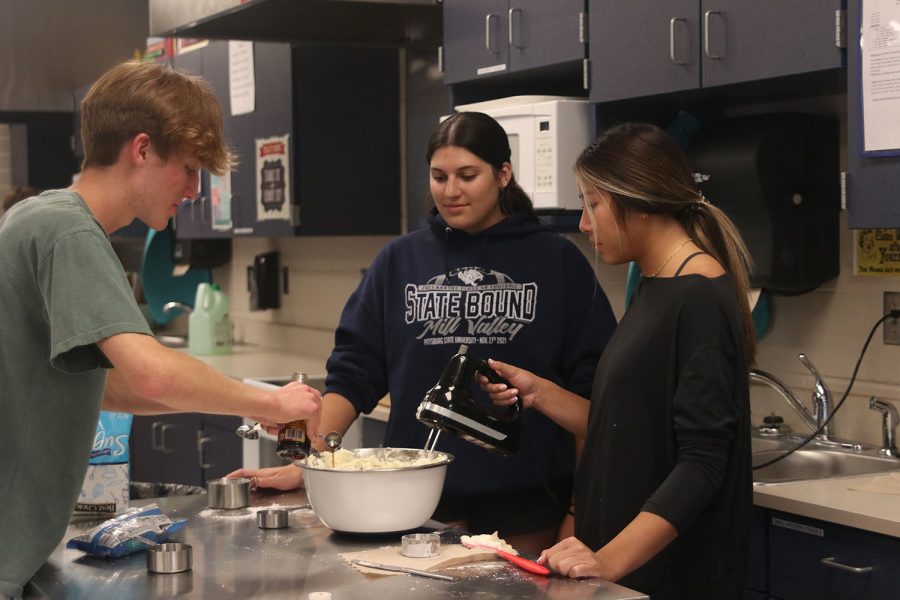 Measuring the vanilla, seniors Sonny Pentola, Torri Olivarez and Amaiya Manirad finish the cookie dough dip they are working on.