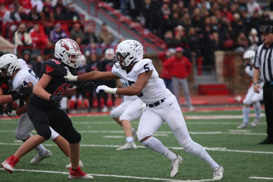 Sophomore Jayden Woods grabs a hold of his opponent.