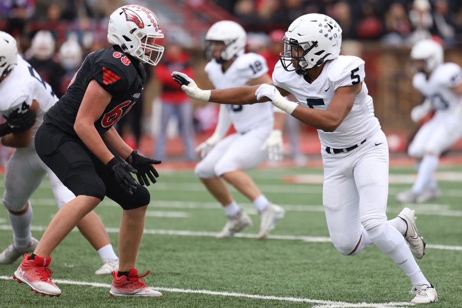 Sophomore defensive lineman Jayden Woods holds off opponent.