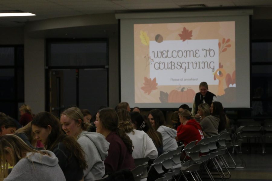 Students belonging to different clubs sit alongside one another in the commons to celebrate the fifth annual Clubsgiving held Wednesday, Nov. 16. This years Clubsgiving saw the biggest turnout of students. 