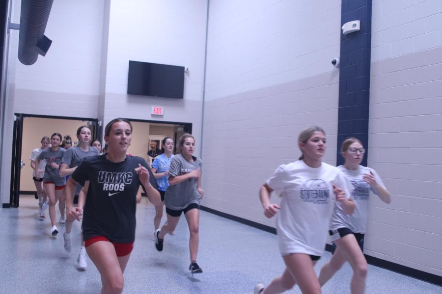 Focusing on the run, junior Stella Hoog speeds up her pace with the rest of the group. 