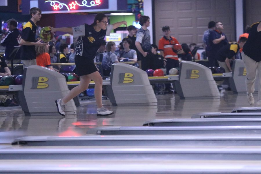 Ready+to+bowl%2C+junior+Kiara+Gonzalez+keeps+her+eyes+on+the+pins.+