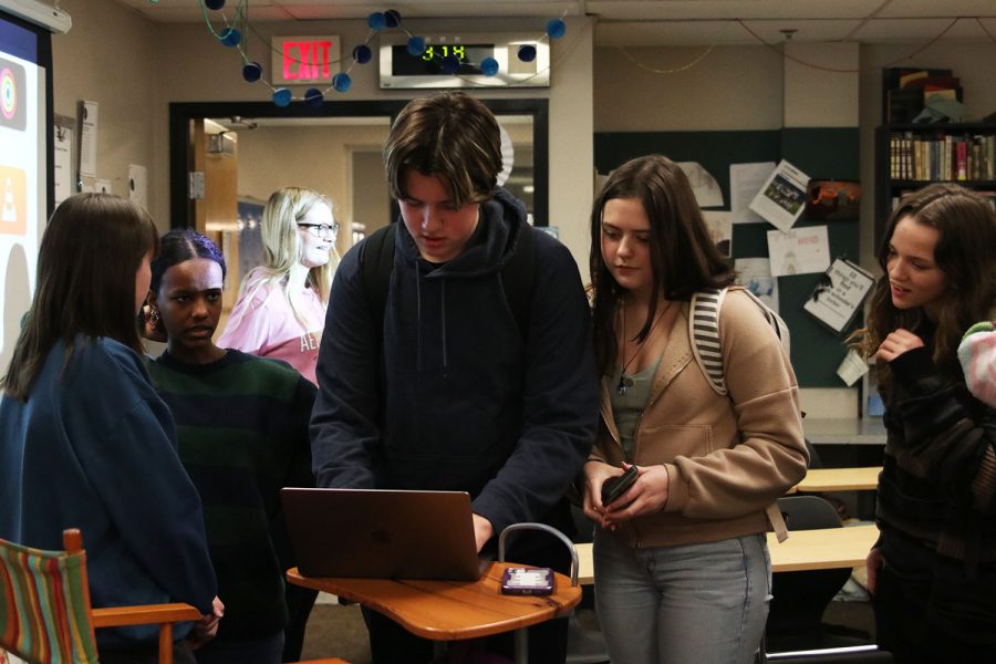 Freshmen Barron Fox and Maddie Mulryan sign up to join the GroupMe Tuesday, Jan. 10. 