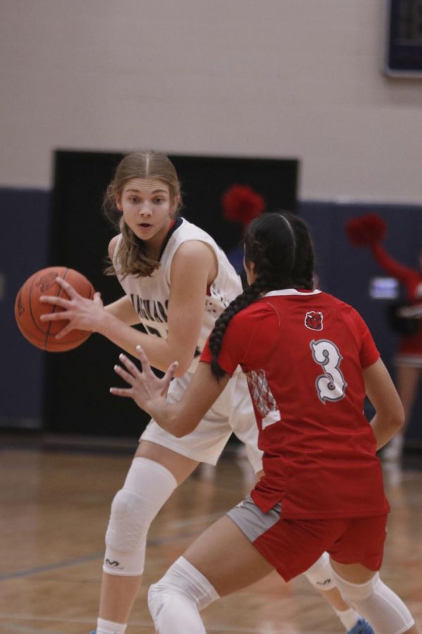 Sophomore Averie Landon protects the ball while looking for a pass.