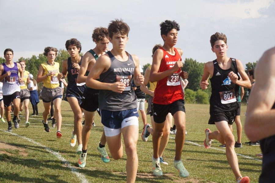 Senior+Lucas+Robins+leads+a+pack+of+runners+during+a+boys+varsity+cross+country+race+at+the+Baldwin+Invitational+Saturday%2C+Oct.+2%2C+2021.+Robins+stepped+into+a+role+of+seniority+leadership+on+the+cross+country+team+after+realizing+he+was+one+of+the+only+seniors+running+varsity+this+year.