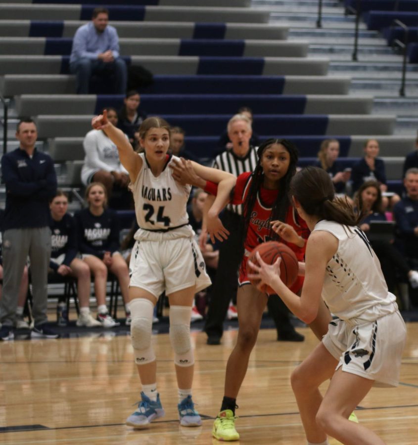 Sophomore Averie Landon helps freshman Paige Roth get ready for the shot.
