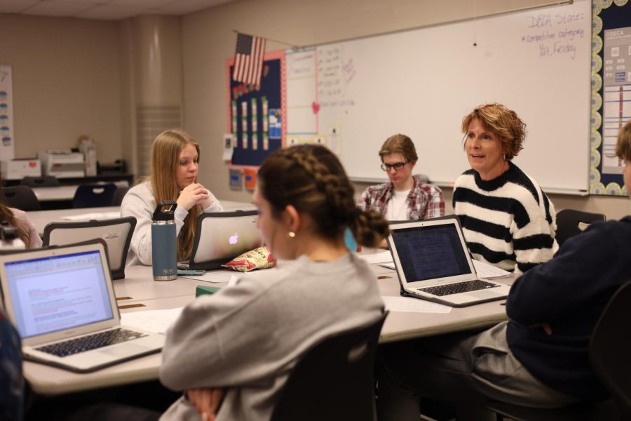 Leading a classroom talk about mindset in daily life, Monday, Jan. 23, business teacher Dianna Heffernon-Meyers discusses quotes over failure in everyday situations.
