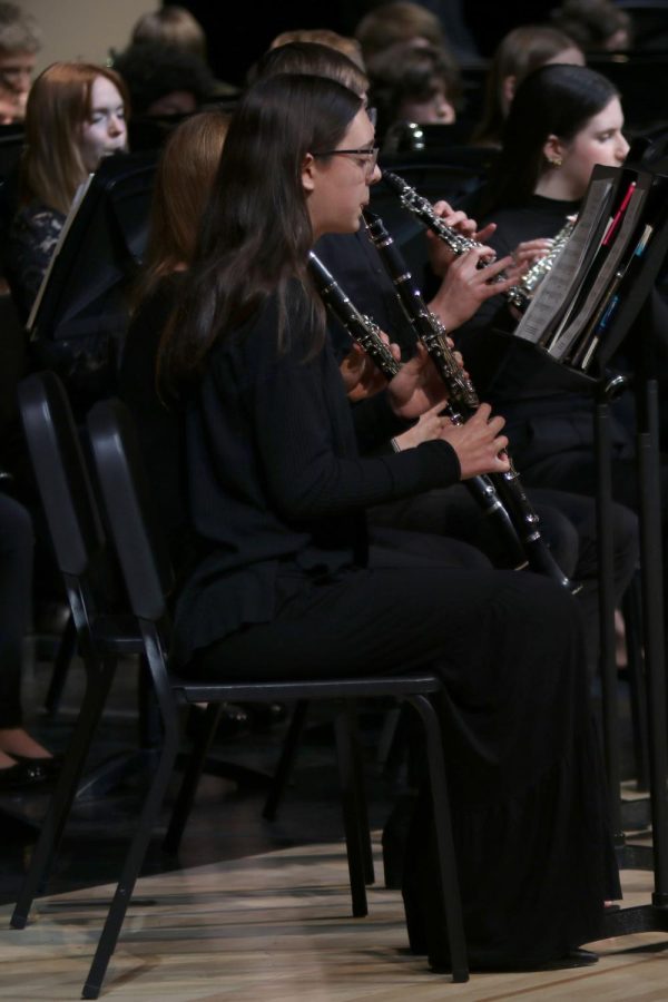 Exhaling into the clarinet, concert band first chair sophomore Halle Nelson plays through Peacemaker.