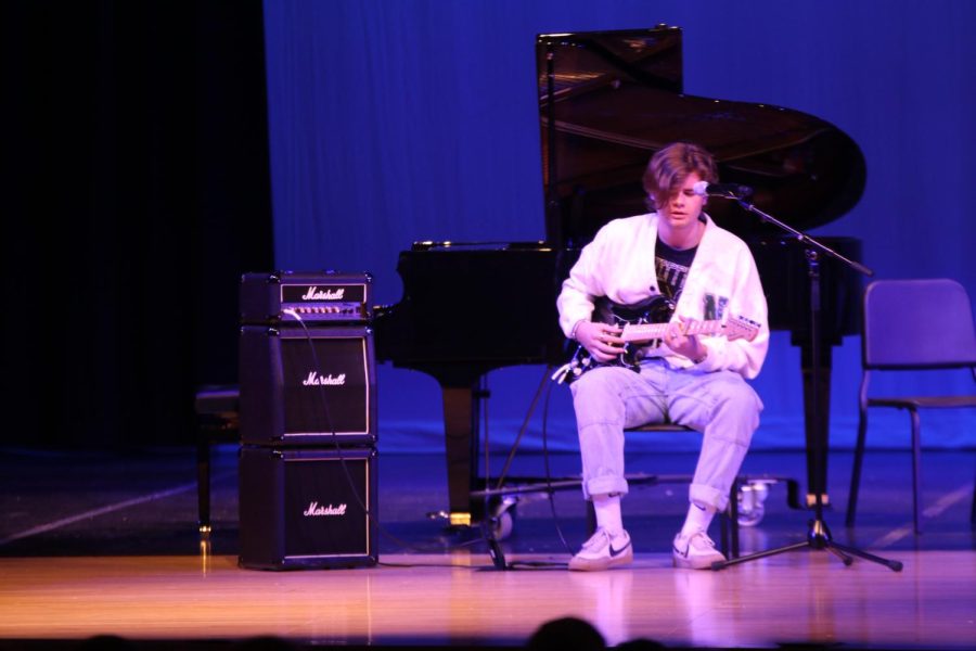 Senior Atticus O’Brien sings “Hallelujah” by Jeff Buckley while playing the guitar.