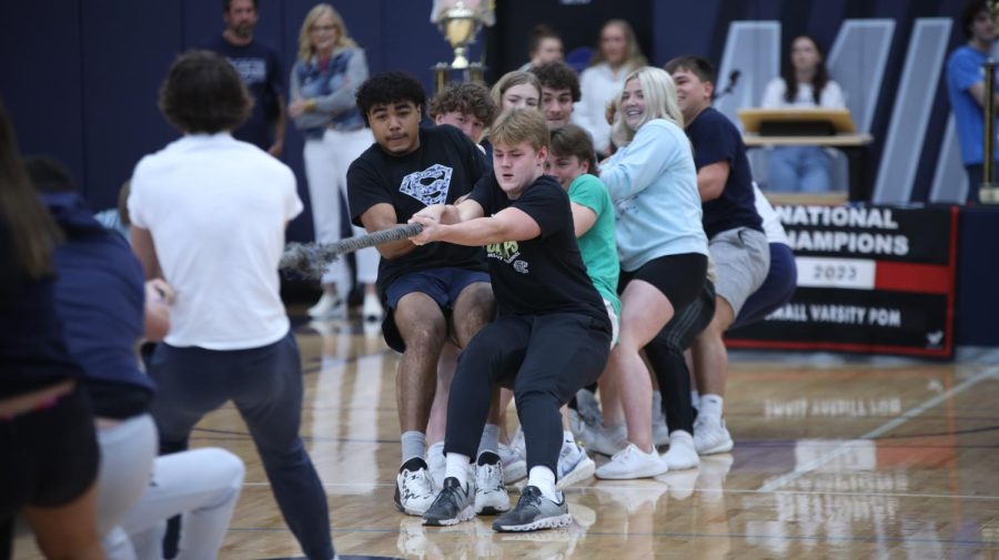 Sophomore Jayden Woods pulls on the rope alongside his fellow sophomore classmates. 