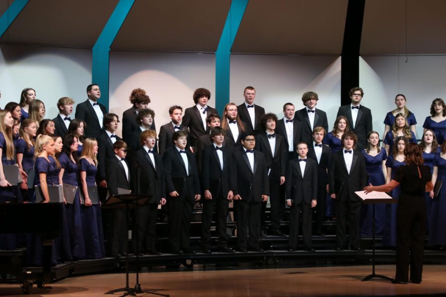 All together, Jag Chorale performs a song. 