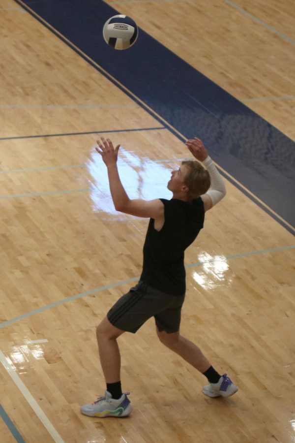 Junior Lucas Longhofer throws the ball up to himself to serve the ball.
