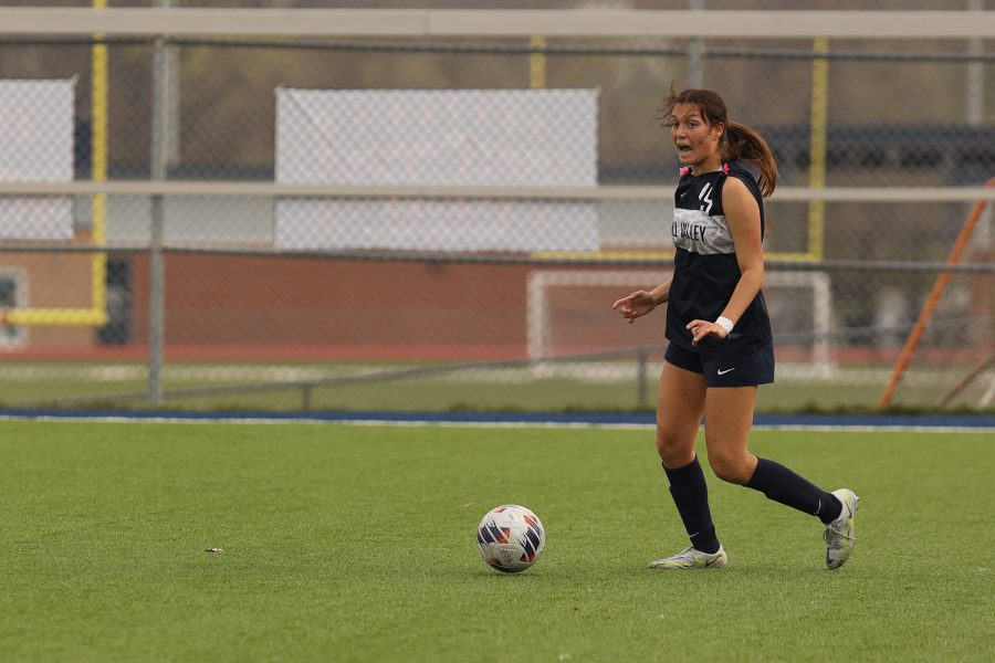 Junior Shelby Kindt yells at her teammates to help her.