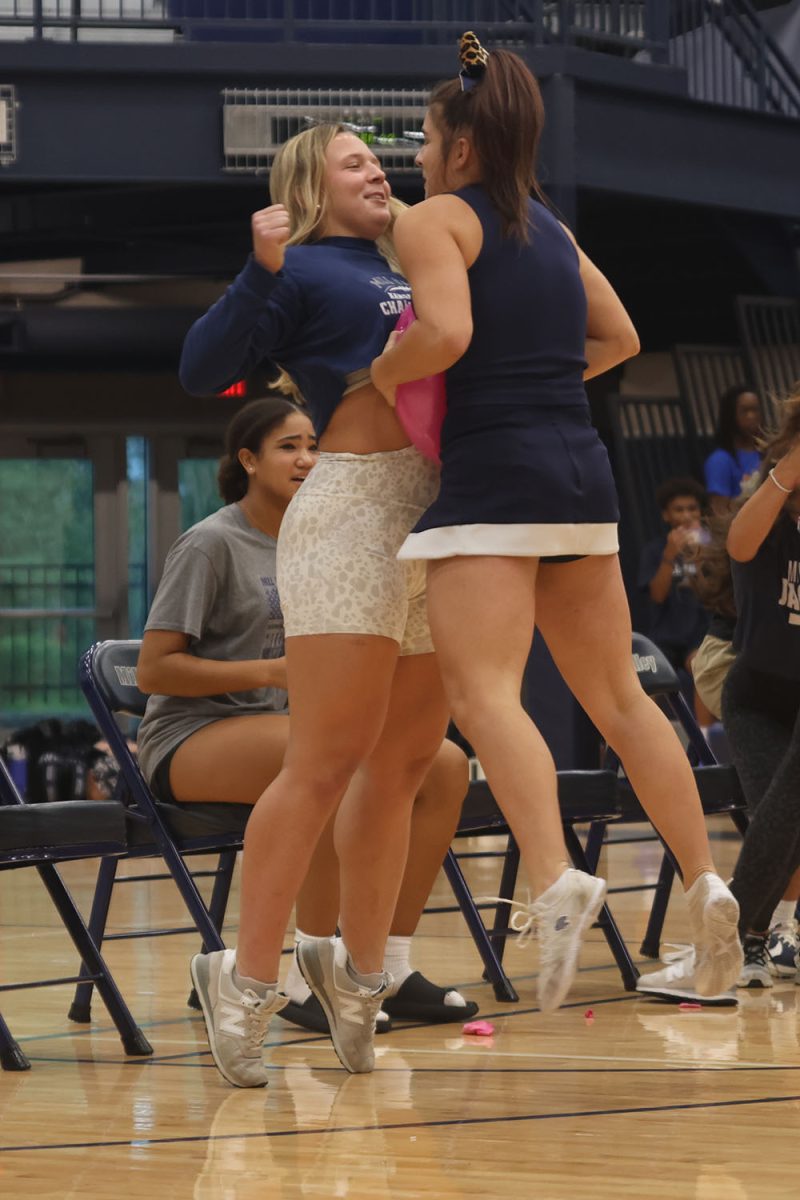 Seniors Olivia Kerstetter and Makenna Payne work together to pop their balloon.