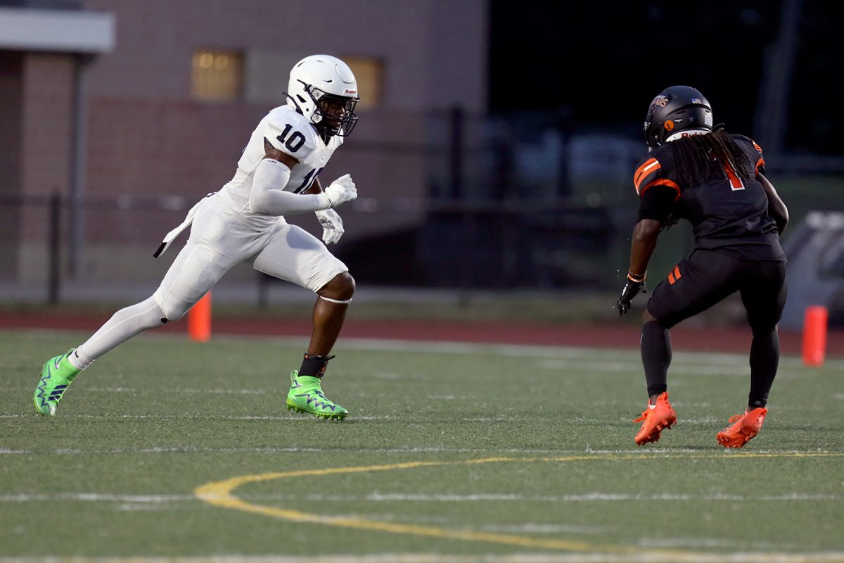 Senior Davion Harris runs towards the opponent.