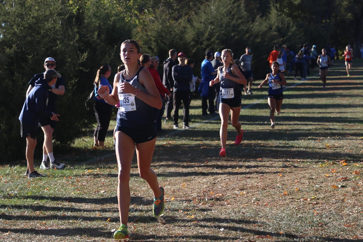  Looking ahead, sophomore Paige Roth pushes to the finish.