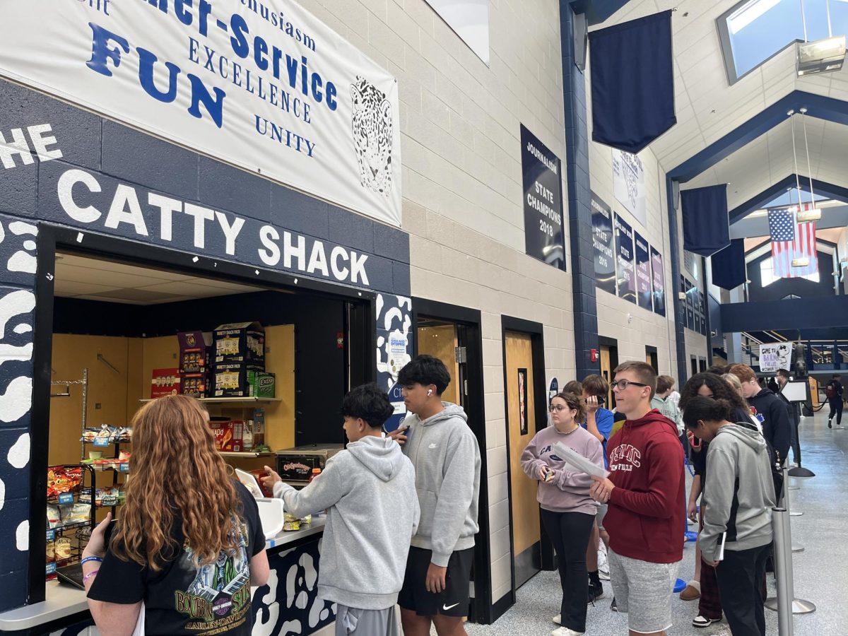 Students+wait+in+two+lines+to+order+at+the+Catty+Shack+Monday%2C+Oct.+9.