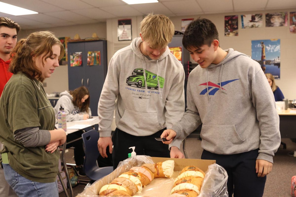 Eyeing the slices of Rosca de Reyes, seniors Walt Midyett and Preston Fischer partake in a traditional spanish New Year’s celebration on Thursday, Jan. 11. 